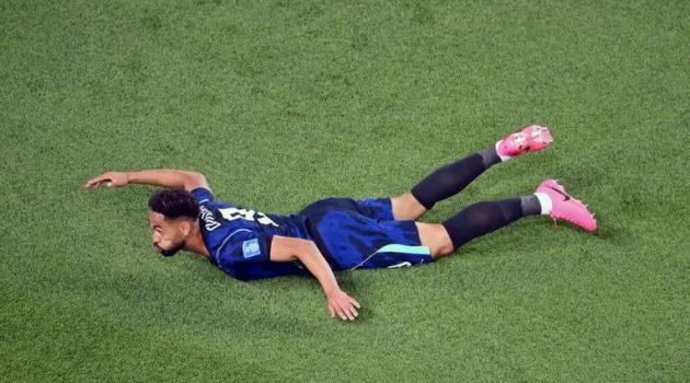Matheus Cunha hóa 'người hùng lướt sóng' của Brazil