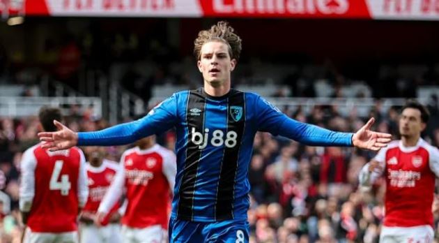 Bent khuyên Arsenal chiêu mộ Alex Scott sau bom tấn của Man City