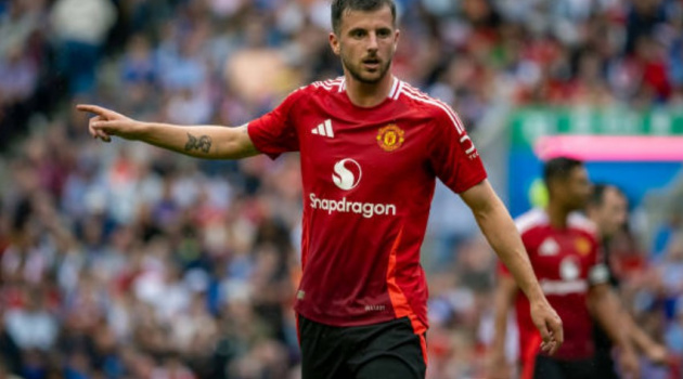 Mason Mount từ chối rời Man Utd hè này