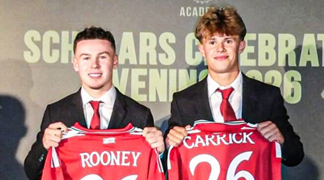 Con trai Rooney và Carrick ký hợp đồng với Man Utd