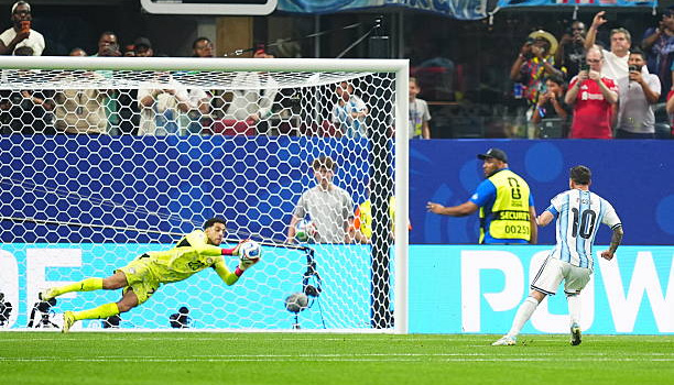 Petit lý giải vì sao Messi không bao giờ mất quyền đá penalty ở Argentina