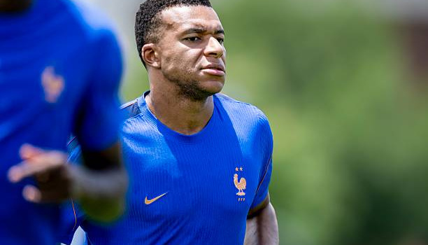 Mbappe cần phải làm gì để sánh ngang Messi và Ronaldo?