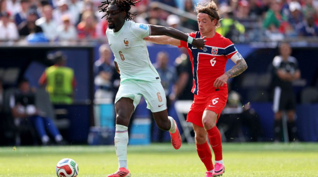 MU chưa gửi đề xuất cho Roma vụ Manu Kone