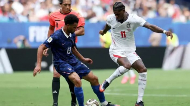 Rashford khiến Zaire-Emery bẽ mặt với cú xỏ háng kỹ thuật