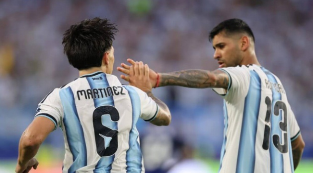 Cặp trung vệ kỳ lạ trở thành bức tường thép của Argentina