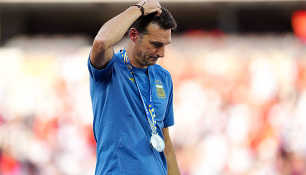 Scaloni bật khóc và đột ngột rời khỏi buổi họp báo