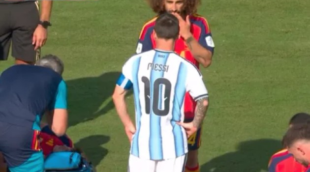 Lý do Cucurella thoát thẻ đỏ khi che miệng trước Messi