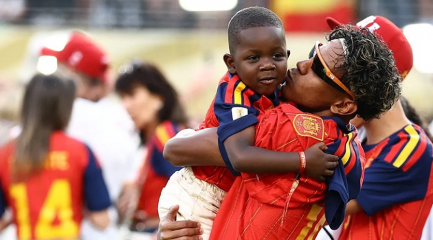 Cậu em trai siêu đáng yêu của Lamine Yamal gây bão tại World Cup 2026