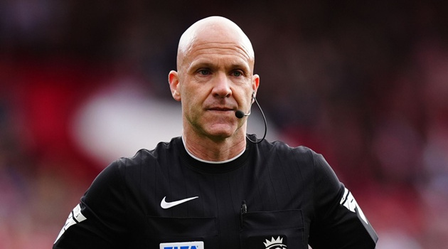 Anthony Taylor chính thức giải nghệ sau 16 năm cầm còi