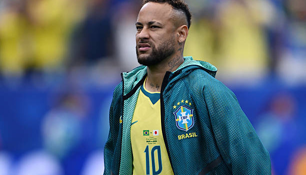 Neymar đáp trả CĐV khi bị chỉ trích đi chơi poker