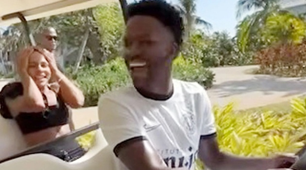 Vinicius Junior đâm xe golf vào bồn hoa khiến bạn gái cười ngất