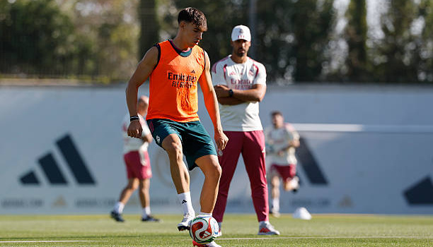 Carlos Espi ra mắt Real Madrid sau chưa đầy 24 giờ