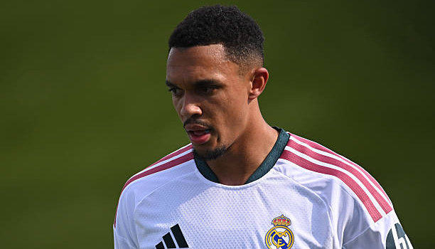 Real Madrid hưởng lợi từ sự thờ ơ của Tuchel dành cho Arnold