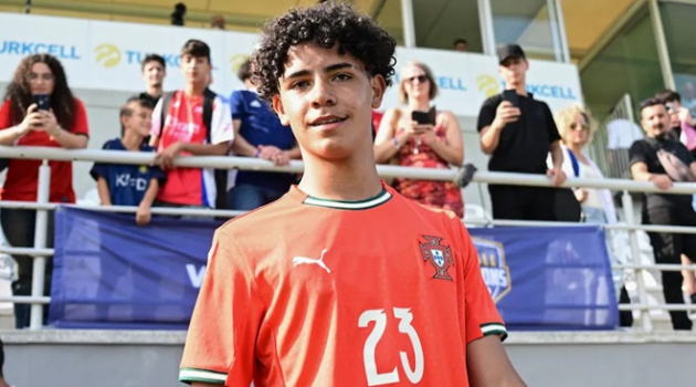 Cristiano Ronaldo Jr đang tự tạo một thế giới của riêng mình