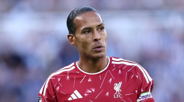 Virgil van Dijk lạc nhịp giữa triết lý pressing tầm cao của Iraola