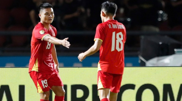 Tiền vệ Nguyễn Quang Hải thiết lập hai siêu kỷ lục mới