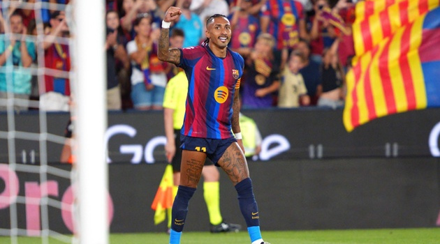 Flick khẳng định Raphinha là số 9 hoàn hảo của Barcelona