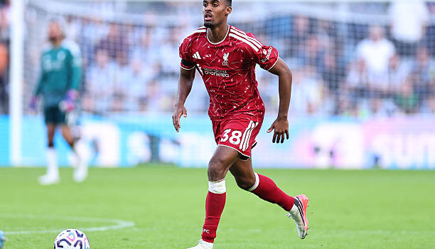 Gary Neville chê Ryan Gravenberch hay tàng hình trên sân