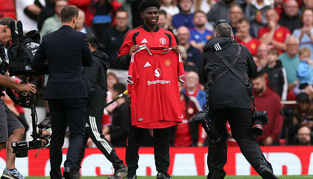 Carrick hé lộ thời điểm Carlos Baleba ra mắt MU