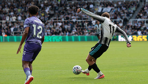 Bị dẫn 2 bàn, Newcastle giật lại 1 điểm từ Bournemouth