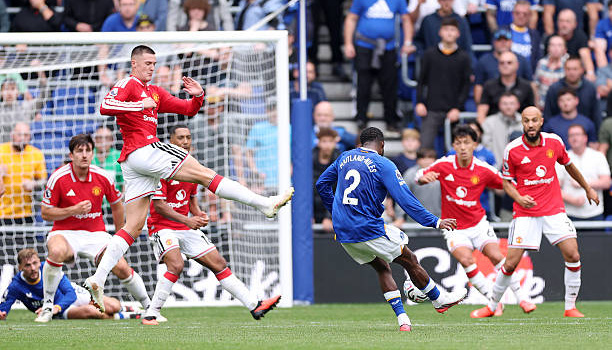 Người cũ Arsenal lập siêu phẩm, MU đánh rơi chiến thắng trước Everton