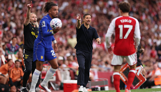 Thua Arsenal, Xabi Alonso thừa nhận sai lầm với Moises Caicedo