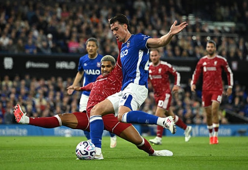 Araujo gây ấn tượng, Liverpool cân nhắc mua đứt