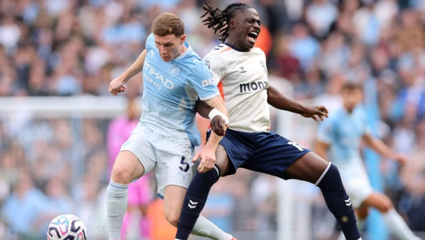 Tuyến giữa của Man City xoay chuyển đến chóng mặt