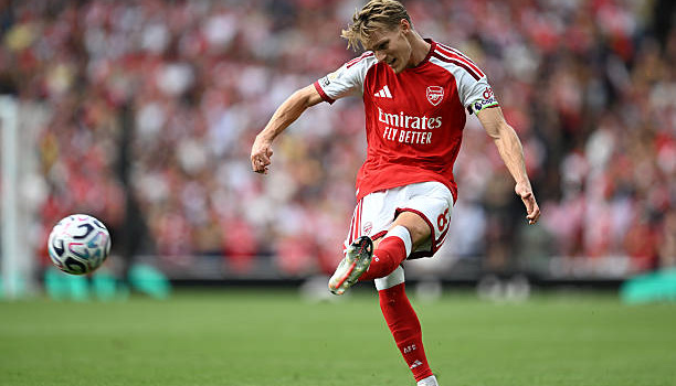 Odegaard tái hiện thời khắc Bergkamp tại Arsenal