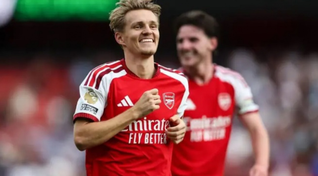 Nhạc trưởng Odegaard hồi sinh giúp Arsenal giữ chắc ngai vàng