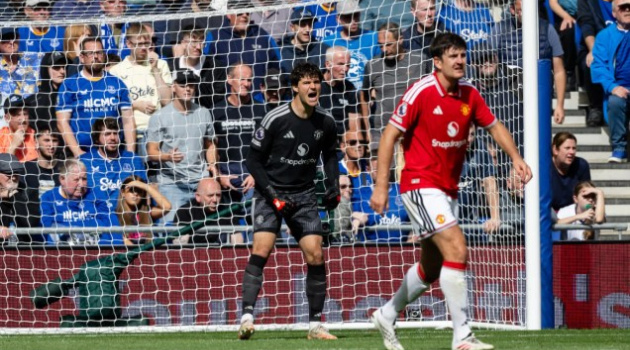 Gary Neville chỉ trích sự chủ quan của hàng thủ MU