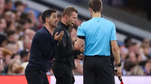 Ngoại hạng Anh thừa nhận Arsenal đáng lẽ được hưởng phạt đền trước Aston Villa