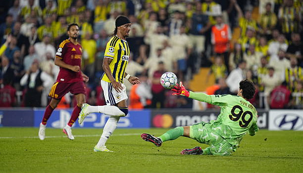 Roma đánh rơi chiến thắng trên sân của Fenerbahce