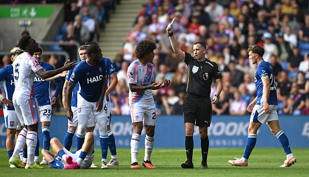 Axel Disasi nhận thẻ đỏ tai hại, Palace gục ngã phút 90 trước Ipswich