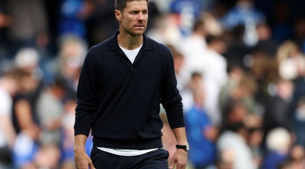 Xabi Alonso chỉ trích cầu thủ Chelsea quá “mềm yếu”