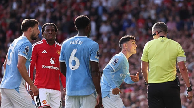 Keane phản pháo Neville vụ Bruno bẫy thẻ Foden