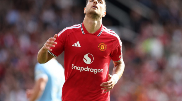 Đã đến lúc Carrick thay Dalot bằng mầm non của Carrington
