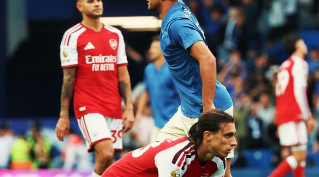 Hơn cả sẩy chân, thua Brighton là hồi chuông cảnh báo cho Arsenal