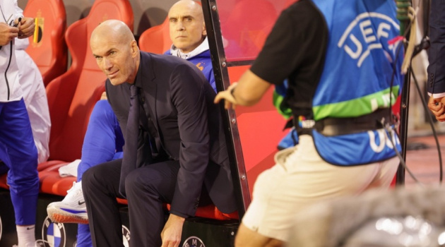 Zidane sút bóng ăn mừng phấn khích sau bàn thắng của Olise