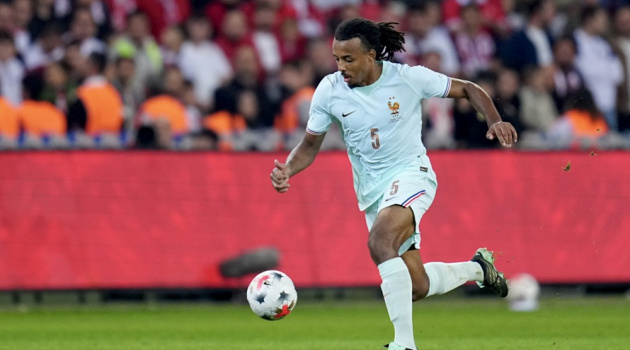 Jules Kounde thẳng thắn thừa nhận lý do dự bị tại Barcelona