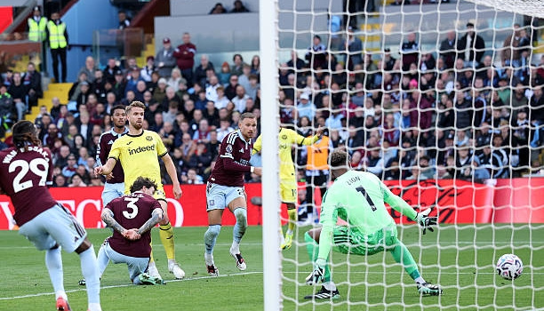 Hàng thủ hớ hênh, Aston Villa tuột chiến thắng trước Brentford