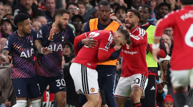 De Zerbi hôn Bentancur sau thẻ đỏ trước Man Utd