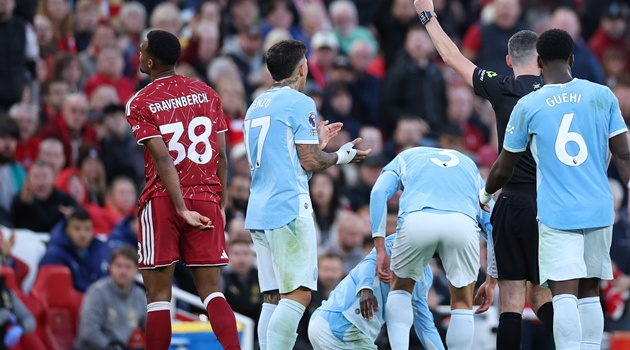 Carragher gọi thẻ đỏ của Gravenberch là quyết định gây sốc