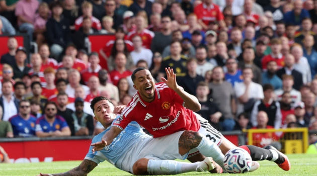 Lời cảnh báo đắt giá của Carragher cho tuyến giữa MU