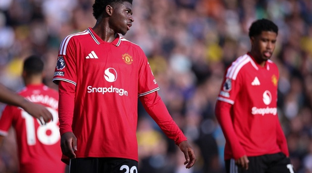 Ác mộng phòng ngự cản bước Man United