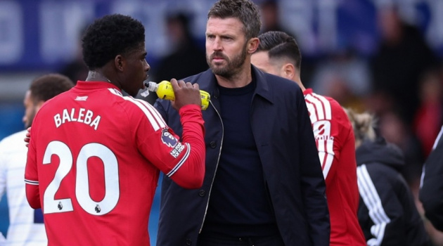 Vòng xoáy khủng hoảng đang nuốt chửng Carrick tại Man Utd