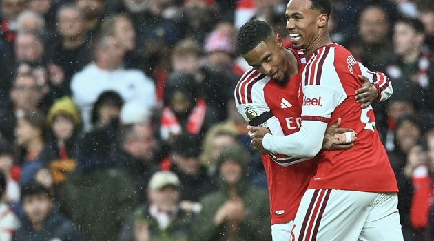 Hạ Everton 2-0, Arsenal san bằng điểm số với Man City