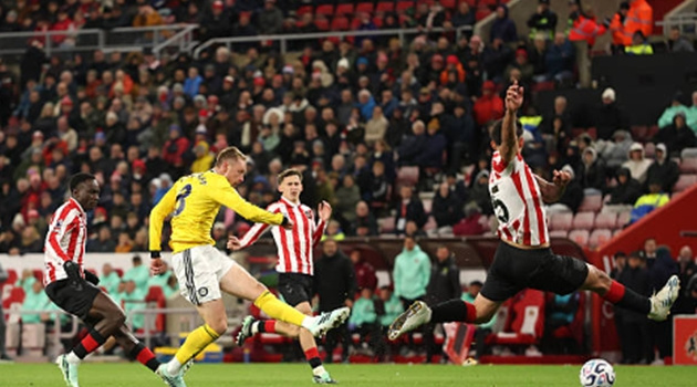 Trafford rực sáng, Leeds vất vả chia điểm Sunderland