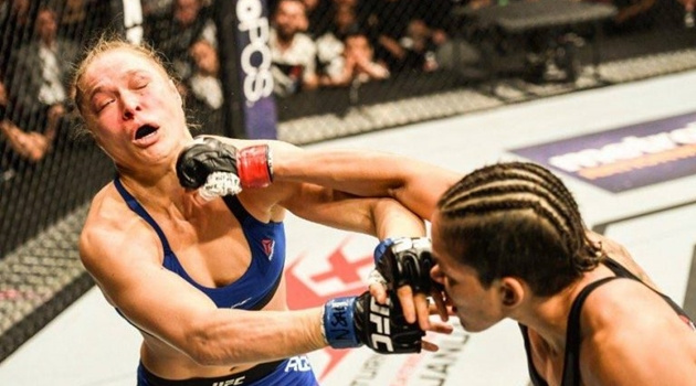 Nữ hoàng UFC Rousey bị đánh sấp mặt ngày trở lại