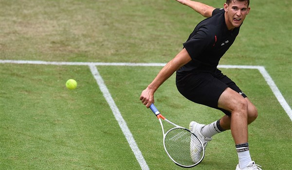 Dominic Thiem dễ dàng vào vòng hai